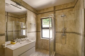 Premium Villa, 3 Bedrooms, Private Pool, Sea View | Bathroom | Shower, hair dryer, bathrobes, slippers - Oak Leaf Residences (Kuljace)