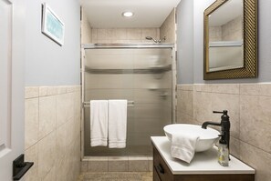 Shower, hair dryer, towels, soap - Architect Designed Condo in Old-town Scottsdale / ** Valley Ho Neighbour ** (Scottsdale)