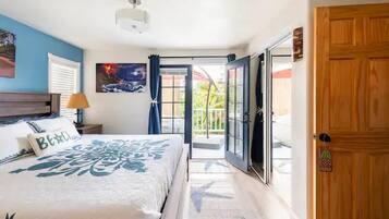 3 habitaciones, escritorio y tabla de planchar con plancha