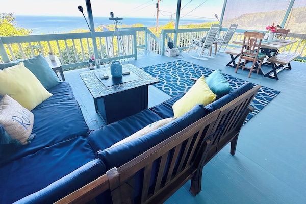 Well-outfitted peaceful lanai with amazing ocean views.