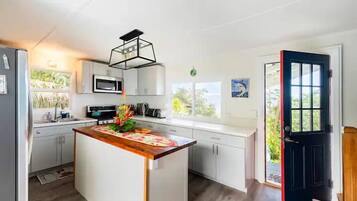 Jääkaappi, mikroaaltouuni, uuni, liesi