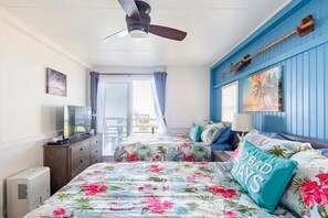 3 habitaciones, escritorio y tabla de planchar con plancha 