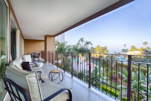 Terrace/patio - Balcony, Pools, Gym, Restaurant | Beachfront 2BR (Puerto Vallarta)