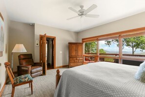 4 quartos, escrivaninha, ferros/tábuas de passar roupa