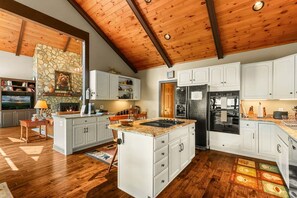 Fridge, microwave, dishwasher, coffee/tea maker - Discover Bear Trail in Boone, NC—a cozy 4-bedroom chalet perfect for 8 guests. (Boone)