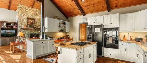 Réfrigérateur, micro-ondes, lave-vaisselle, cafetière/bouilloire