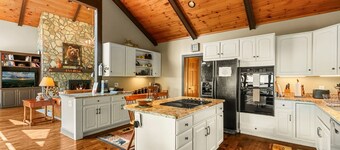 Bear Trail-Open for Bookings! Views, Hot Tub, Pool Table