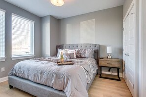 3 bedrooms, iron/ironing board, free WiFi - Stylish Downtown Nash/13 beds/2nd home Opt (Nashville)