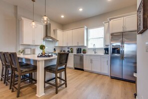 Private kitchen - Stylish Downtown Nash/13 beds/2nd home Opt (Nashville)