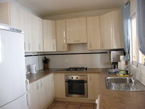 Een koelkast, een microgolfoven, een oven, een kookplaat