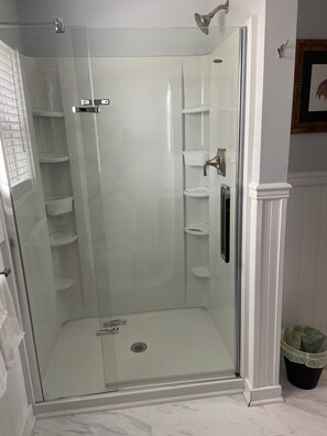 Combined shower/bathtub, towels - Bacon on the Beach  (Kill Devil Hill)