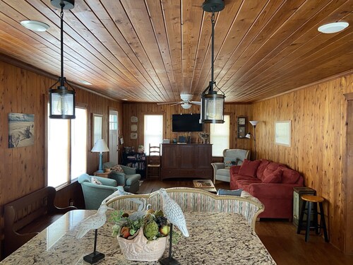 Vanha mökin viehätys vain muutaman askeleen päässä rannalta!