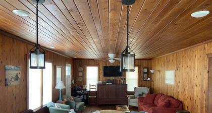 Vanha mökin viehätys vain muutaman askeleen päässä rannalta!