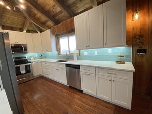 Een koelkast, een magnetron, een oven, een kookplaat