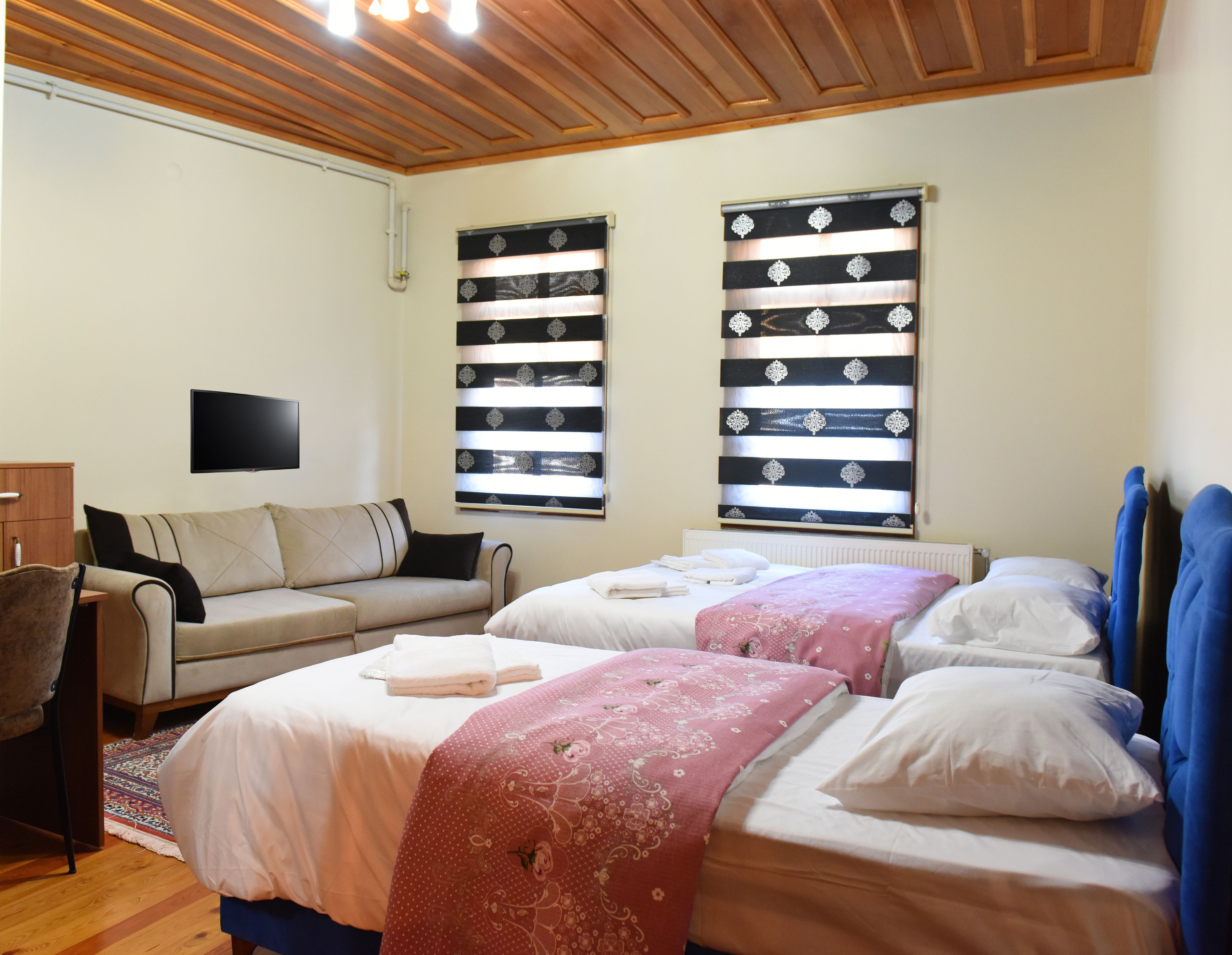 family triple room, multiple beds, non smoking | premium bedding, individually decorated, individually furnished, desk