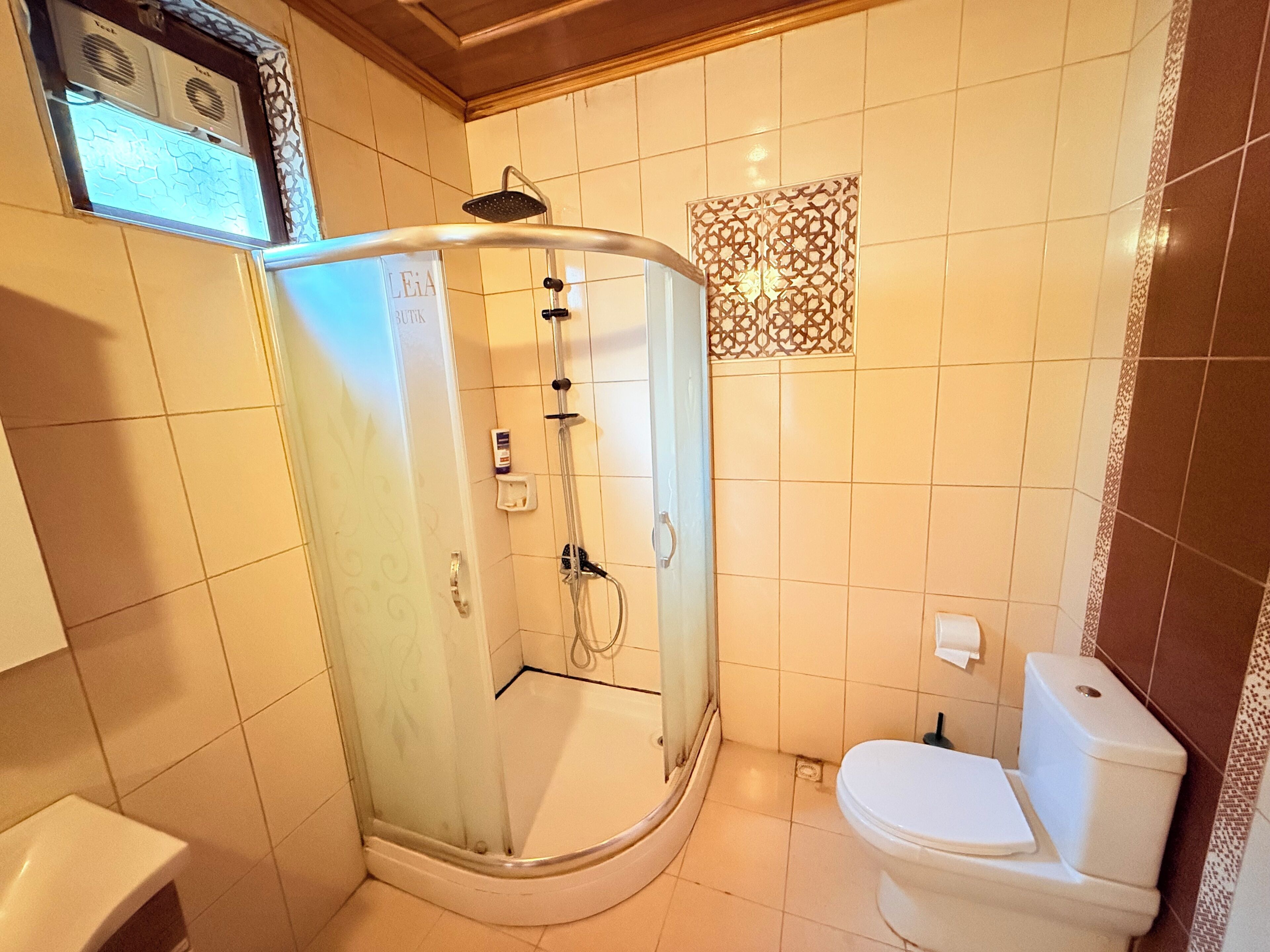 design double room | bathroom | shower, rainfall showerhead, free toiletries, hair dryer
