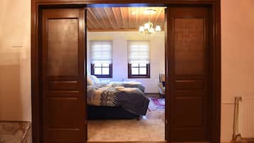 Habitación triple familiar, varias camas, para no fumadores | Área de sala de estar | Televisión