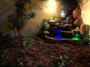 Un terrario con cascada, rocas y plantas.