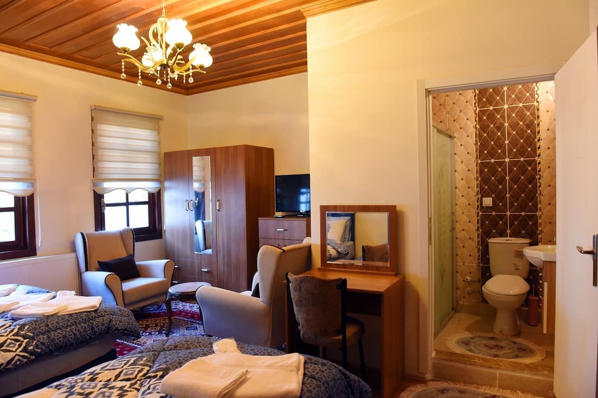Habitación triple familiar, varias camas, no fumadores | Zona de estar | Una televisión