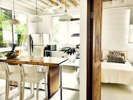 Refrigerador con freezer, microondas, placa de cocina, cafetera/tetera