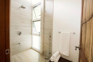 Shower, rainfall showerhead, hair dryer, towels - MarAmar Bungalows (Cóbano)
