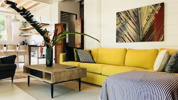 2 kamar tidur, seprai premium, brankas, dan didekorasi berbeda-beda