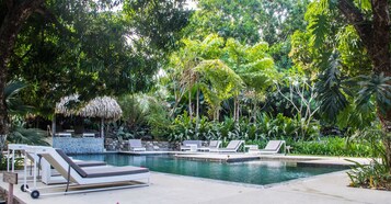 室外游泳池，06:00 至 22:00 开放，日光浴躺椅