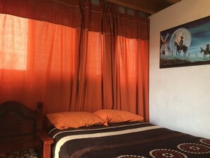 Habitación doble, 1 cama doble, no fumadores | Caja fuerte, tabla de planchar con plancha, wifi gratis y ropa de cama