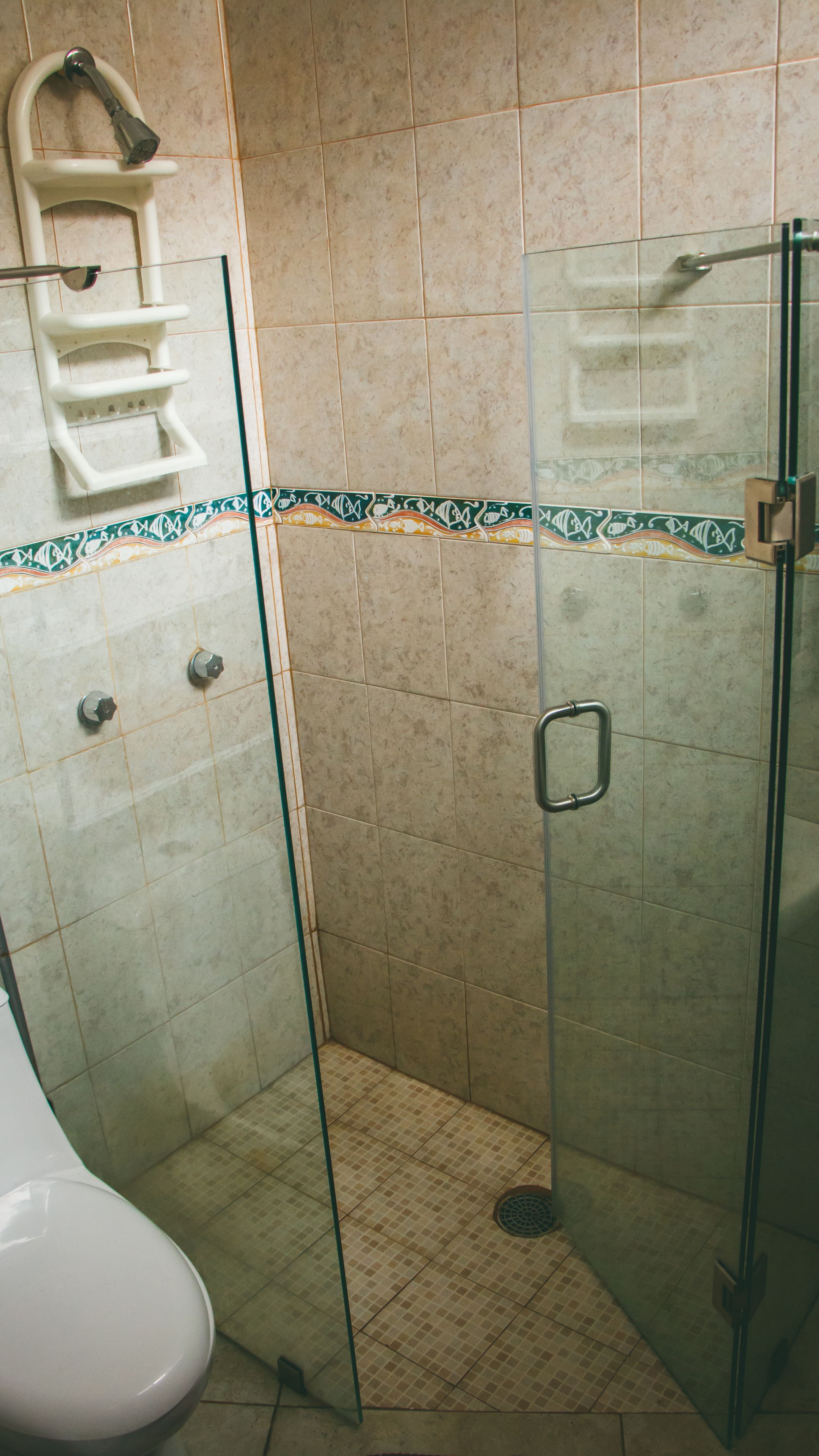 Kamar Quadruple Klasik, 2 Tempat Tidur Double, pemandangan halaman | Kamar mandi | Shower, perlengkapan mandi gratis, pengering rambut, dan handuk