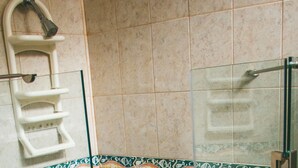 Habitación cuádruple clásica, 2 camas dobles, vistas al patio | Baño