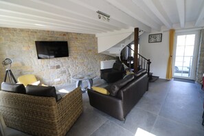 Smart-tv, böcker och en stereo