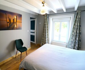 4 bedrooms, iron/ironing board, free WiFi, bed sheets