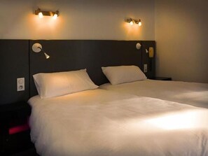 舒适双床房 | 办公桌、遮光窗帘、熨斗/熨板、免费 WiFi