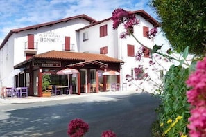 A white building with a sign reading "HOTEL RESTAURANT BONNET". - Hôtel Bonnet (Saint-Pee-sur-Nivelle)