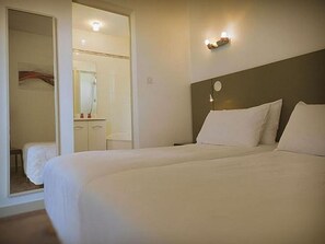Comfort Twin Room | Desk, blackout drapes, iron/ironing board, free WiFi - Hôtel Bonnet (Saint-Pee-sur-Nivelle)