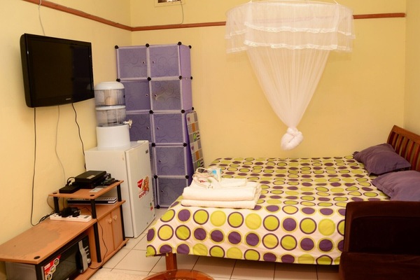 Cosy living and sleeping area with cable TV, wifi, fridge and microwave