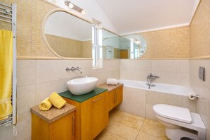 Combined shower/tub, hair dryer, bidet, towels