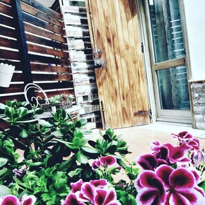 Chambre Triple Familiale, vue montagne | Jardin