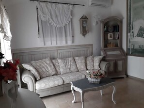 Lobby sitting area - Grotta dei Puntali (Carini)