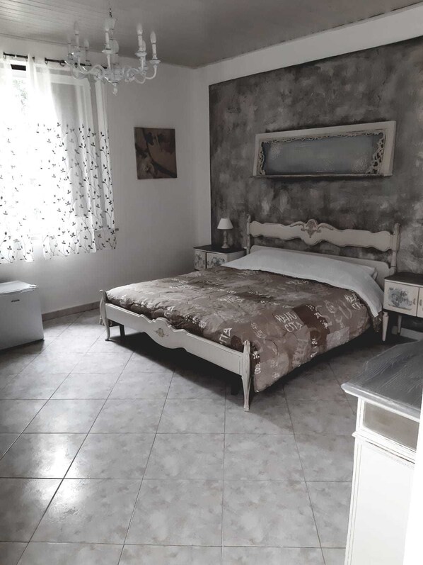 Family Triple Room, Mountain View | Down comforters, individually decorated, individually furnished, desk - Grotta dei Puntali (Carini)