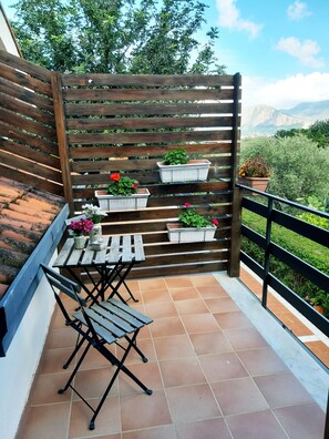 Room, Garden View | Down comforters, individually decorated, individually furnished, desk - Grotta dei Puntali (Carini)
