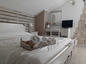 Comfort Double Room | Down comforters, individually decorated, individually furnished, desk - Grotta dei Puntali (Carini)