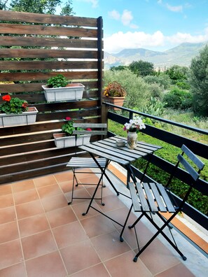 Room, Garden View | Down comforters, individually decorated, individually furnished, desk - Grotta dei Puntali (Carini)