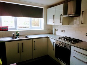 Oven, electric kettle - SeaViewApart: From here you can see France on a clear day (Folkestone)