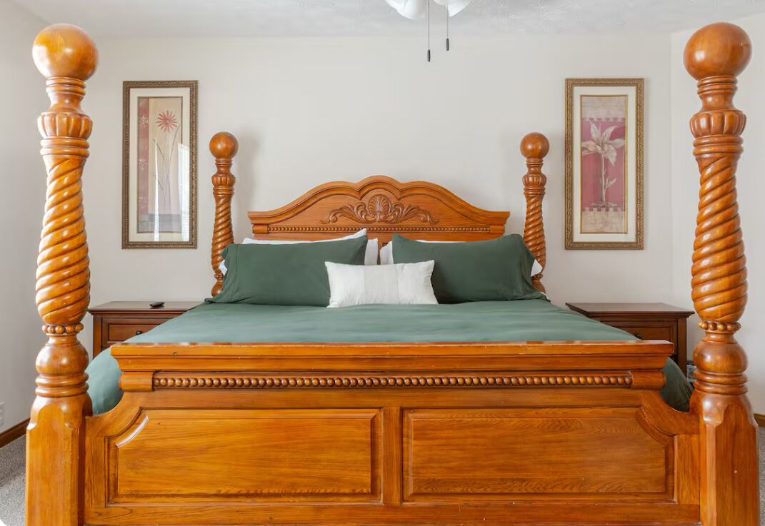 4 sovrum, värdeförvaringsskåp på rummet och skrivbord