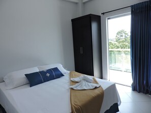 Deluxe-Apartment, 1 Queen-Bett | Minibar, Verdunkelungsvorhänge, kostenloses WLAN, Bettwäsche