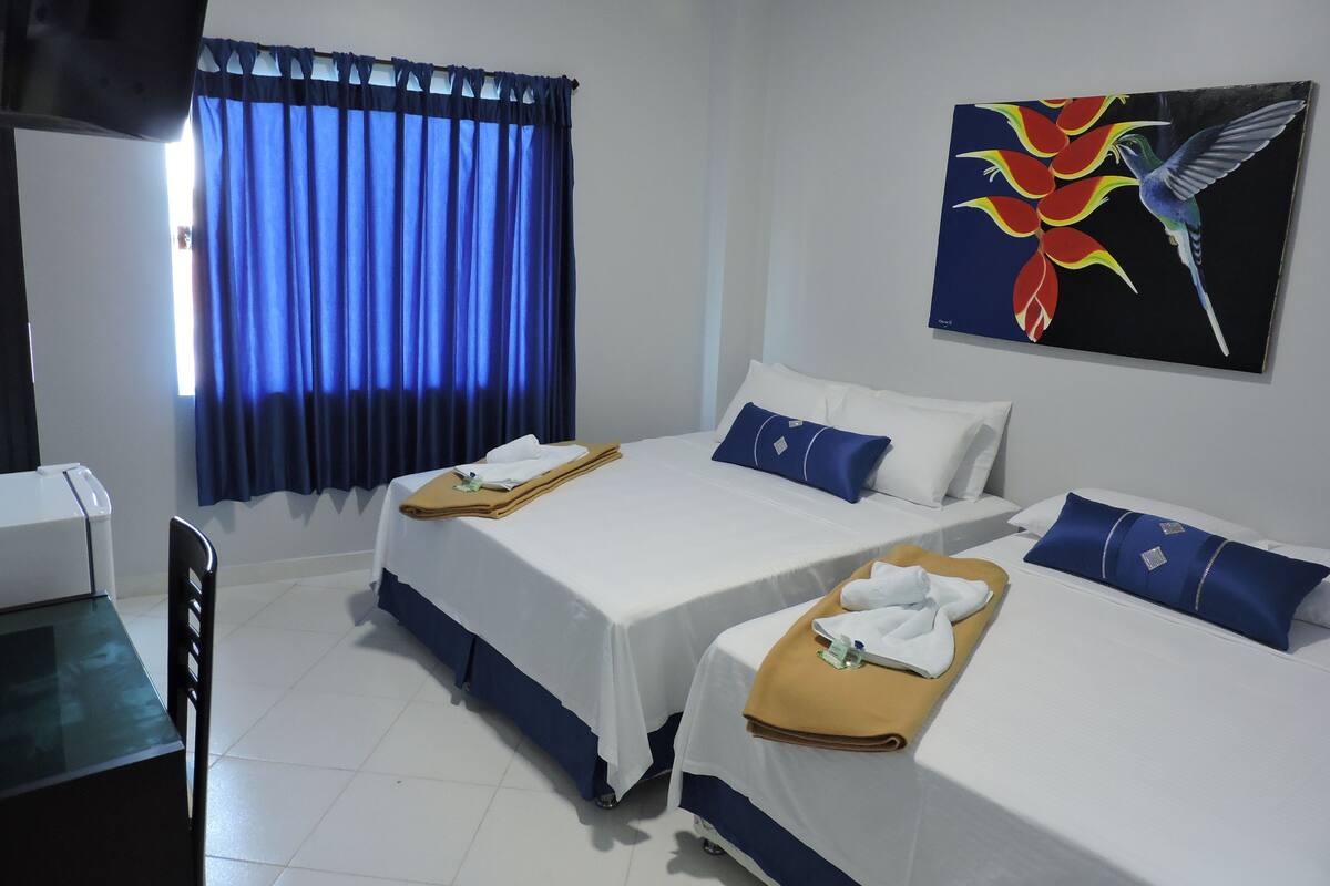 Habitación familiar, 2 camas individuales | Minibar, cortinas opacas, wifi gratis y ropa de cama