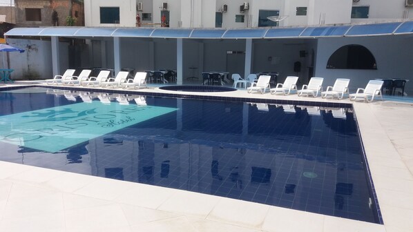 Una piscina al aire libre