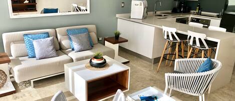 Comfort Apartment, 1 Queen Bed | Living room | Smart TV, Netflix