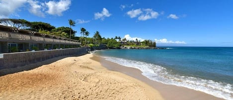 Beach nearby, sun loungers, beach towels